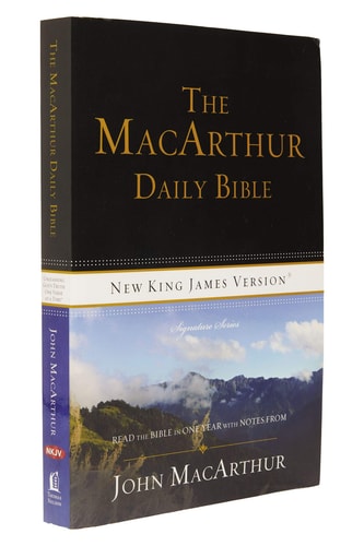 NKJV, The MacArthur Daily Bible, Paperback: Read Through the Bible in One Year, with Notes from John MacArthur